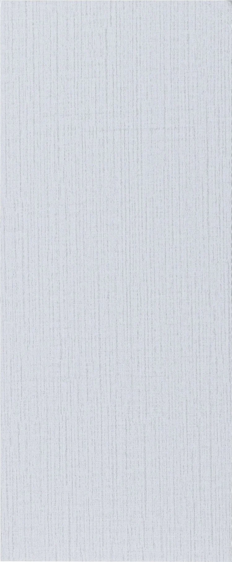 لوح من الواح بديل الشيبورد باللون الأبيض الشاحب، والذي يتميز بملمس ناعم وتصميم بسيط يعكس الضوء برّقة.