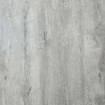 ألT نصوص: سطح خشبي فخم بتصميم حديث ولون رمادي فاخر.