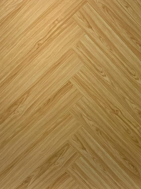 خلفية خشبية فاخرة بإطلالة أنيقة ومواد عالية الجودة.