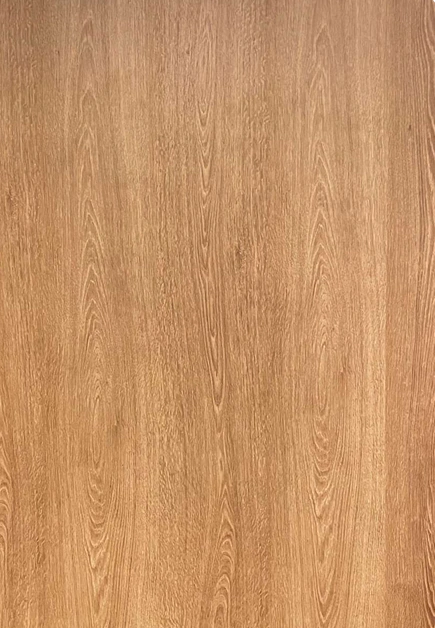 خلفية خشبية فاخرة بلون طبيعي لتعزيز جو الرقي والأناقة.