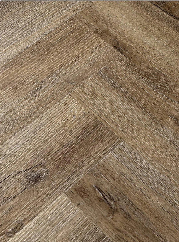 خشب أرضي فخم بتشطيب عالي الجودة يشبك بشكل أنيق ومتقن.