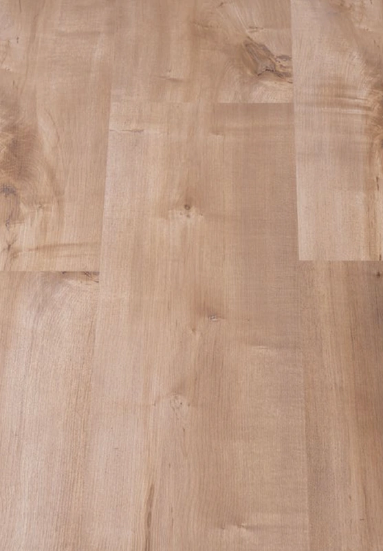 ألتي نص فقط: أرضية خشبية فاخرة بألوان دافئة وناعمة.