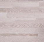 ألتر نص: أرضية خشبية فاخرة بلون فاتح وتصميم أنيق يضيف لمسة من الفخامة.