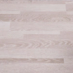 ألتر نص: أرضية خشبية فاخرة بلون فاتح وتصميم أنيق يضيف لمسة من الفخامة.