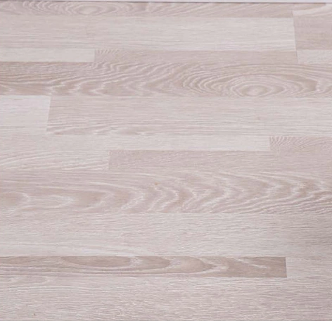 ألتر نص: أرضية خشبية فاخرة بلون فاتح وتصميم أنيق يضيف لمسة من الفخامة.