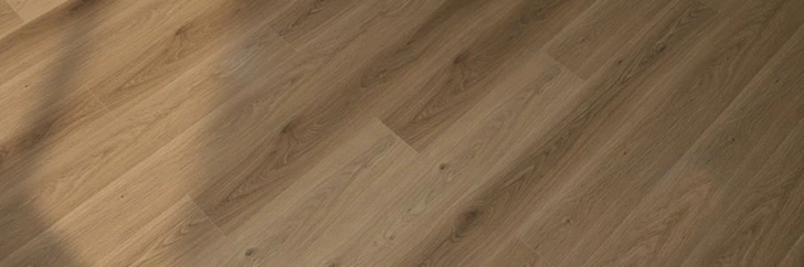 خشب أرضي أنيق بألوان دافئة وأسلوب فخم يناسب الديكورات الراقية.