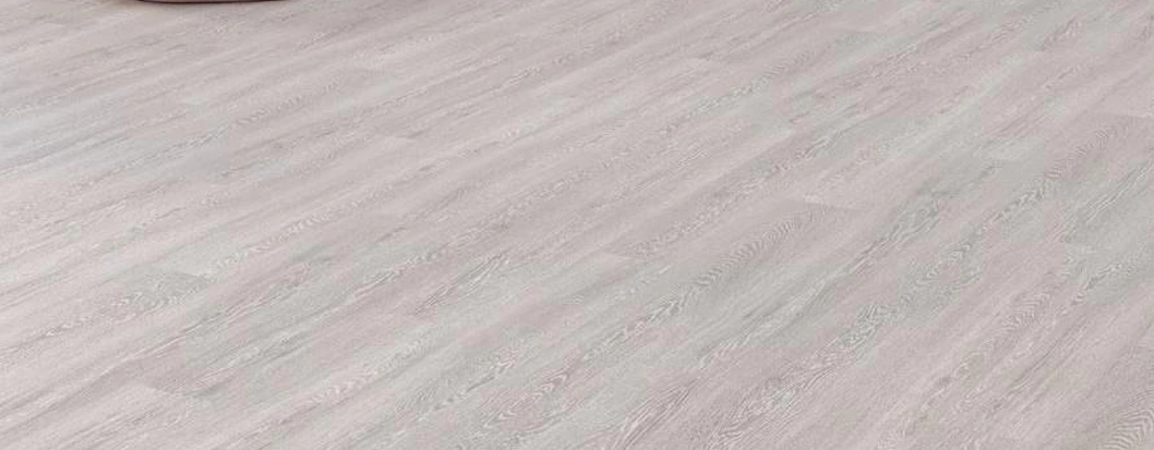 خط الفخامة وأسلوب الراحة في تصميم منازل فاخرة وخيارات الأقمشة الراقية.