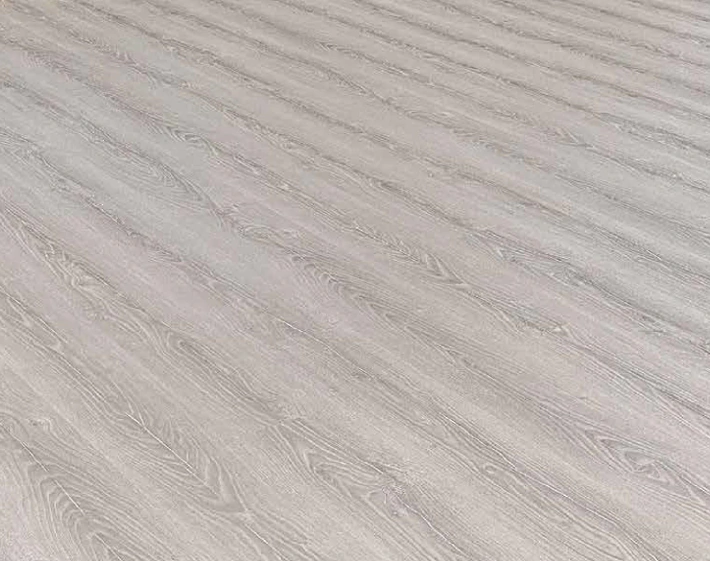 سطح خشب فاخرة بلون فاتح يعكس الفخامة والتميز.