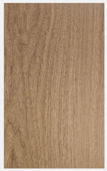 خشب فاخر بلون طبيعي يضفي أناقة وفخامة على التصميم الداخلي.