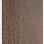 سطح خشبي فاخر بلون بني داكن وتصميم أنيق.