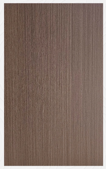 سطح خشبي فاخر بلون بني داكن وتصميم أنيق.