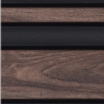 ألترام عالية الجودة من خشب فخم مع تفاصيل معدنية سوداء أنيقة.