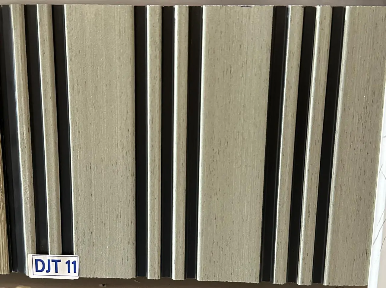 أعمدة ديكور فاخرة بتصميم أنيق وخطوط فخمة ل ديكور داخلي راقي.