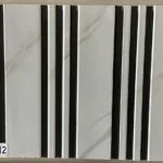 خفاف فاخمة من الرخام الأسود والأبيض بأعمدة معدنية أنيقة.