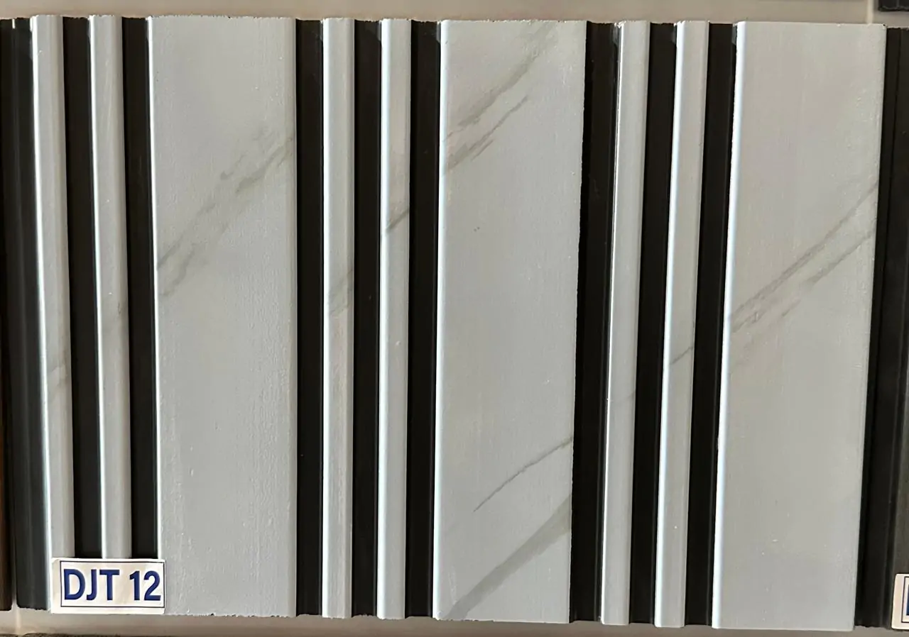 خفاف فاخمة من الرخام الأسود والأبيض بأعمدة معدنية أنيقة.