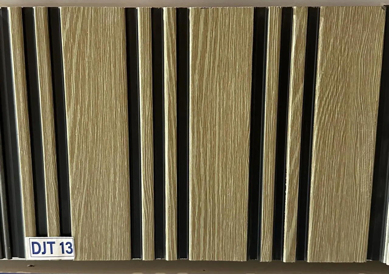 ألتر نص: خط فخم وأملس بألوان وخطوط أنيقة من الرخام والخشب.