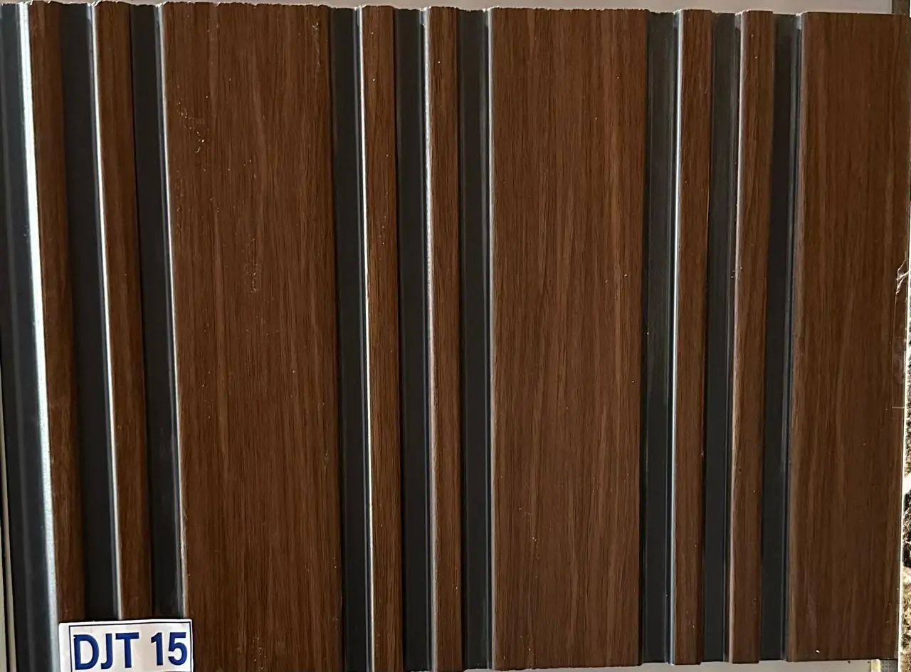 دف ترابي فاخر مع خطوط معدنية عصرية، ديكور أنيق وفخم.