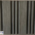 أرفف خشبية فاخرة مع براغي معدنية أنيقة بألوان زرقاء وخلفية مرقمة، تصميم داخلي أنيق وفخم.