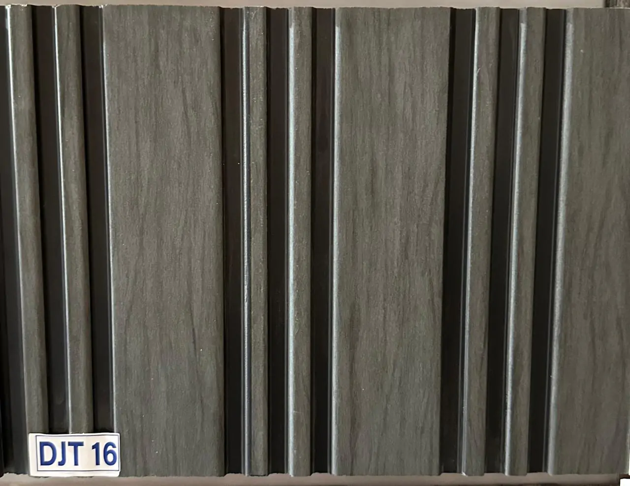 أرفف خشبية فاخرة مع براغي معدنية أنيقة بألوان زرقاء وخلفية مرقمة، تصميم داخلي أنيق وفخم.