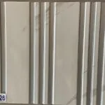 ألتر نص: خط فخم من الرخام مع تفاصيل معدنية أنيقة لديكور فخم.