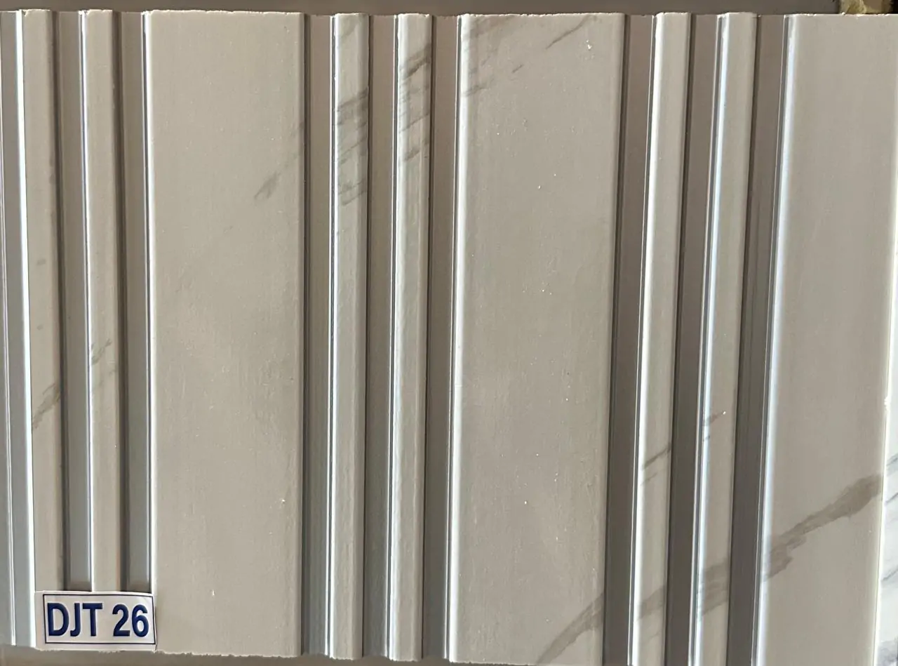 ألتر نص: خط فخم من الرخام مع تفاصيل معدنية أنيقة لديكور فخم.