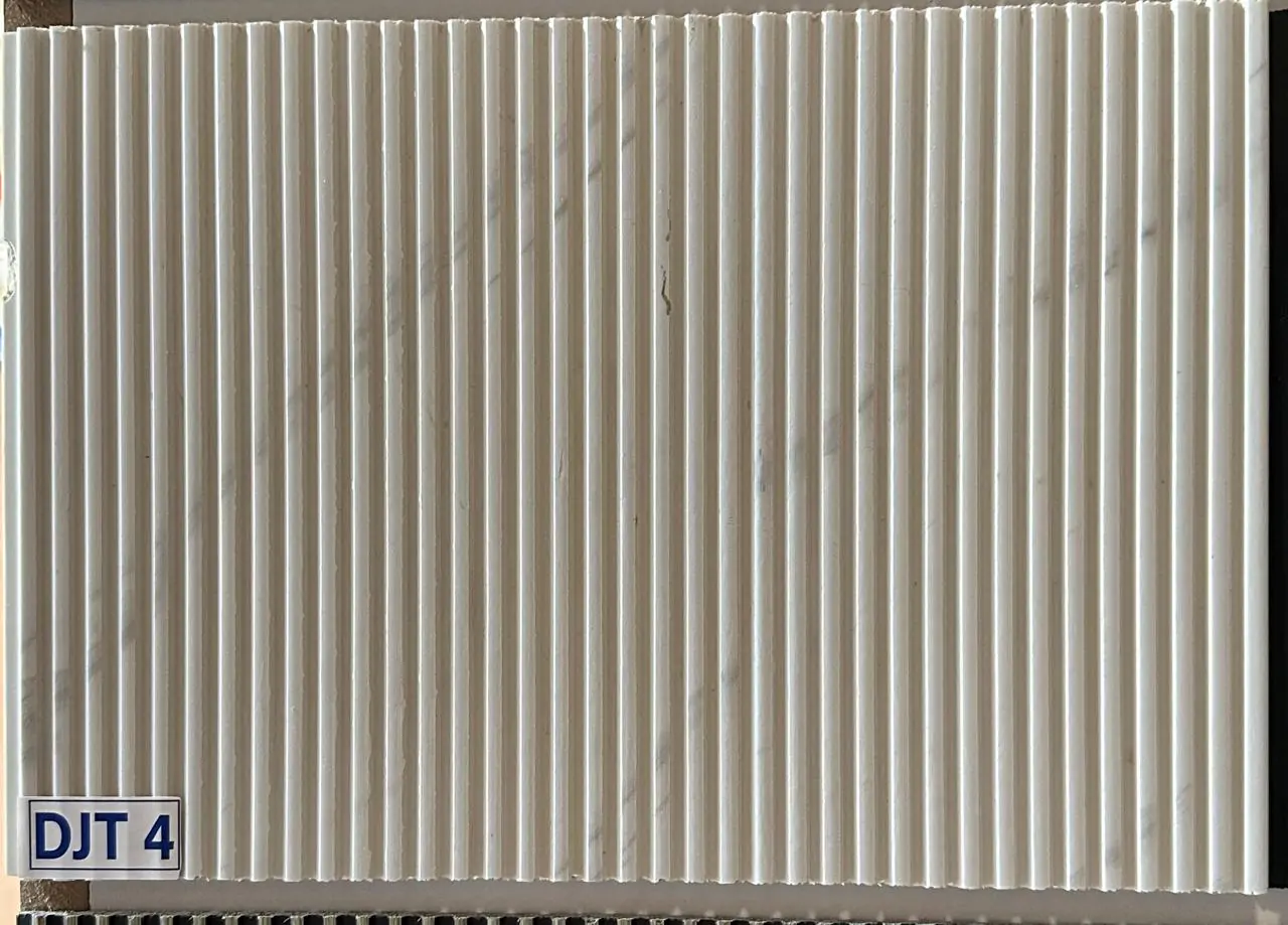 رخام أبيض فخم مع خطوط ذهبية أنيقة ديكور فاخر للمباني الراقية.