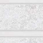 ألتر نص: تصميم داخلي فاخر بجدران من الرخام الأبيض الفاخر.