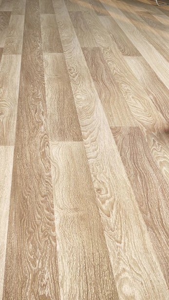 ألتر نص: أرضية من الخشب الفاخر بتشطيبات أنيقة وجودة عالية.