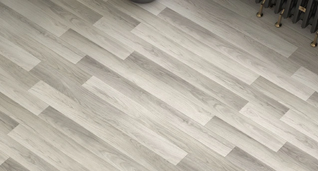 قطع خشبية فاخرة تبرز تصميم خط الفخامة في الديكور الداخلي الحديث.