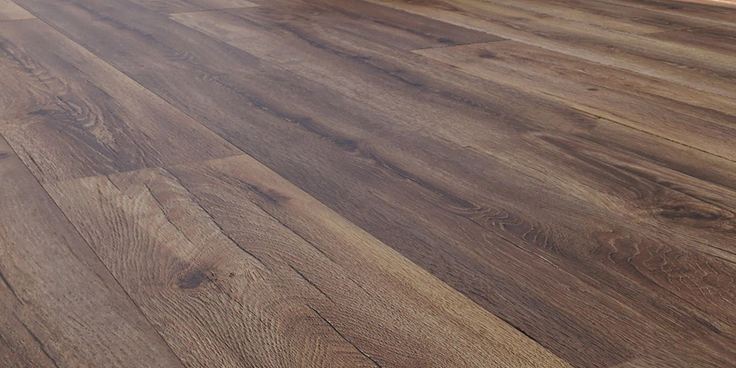 أرضية خشبية فاخرة بألوان طبيعية، تصميم راقٍ وأنيق للمساحات الراقية.