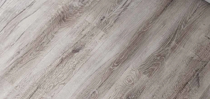 ألتر نص: أرضية خشبية فاخرة بألوان طبيعية وأسلوب أنيق.