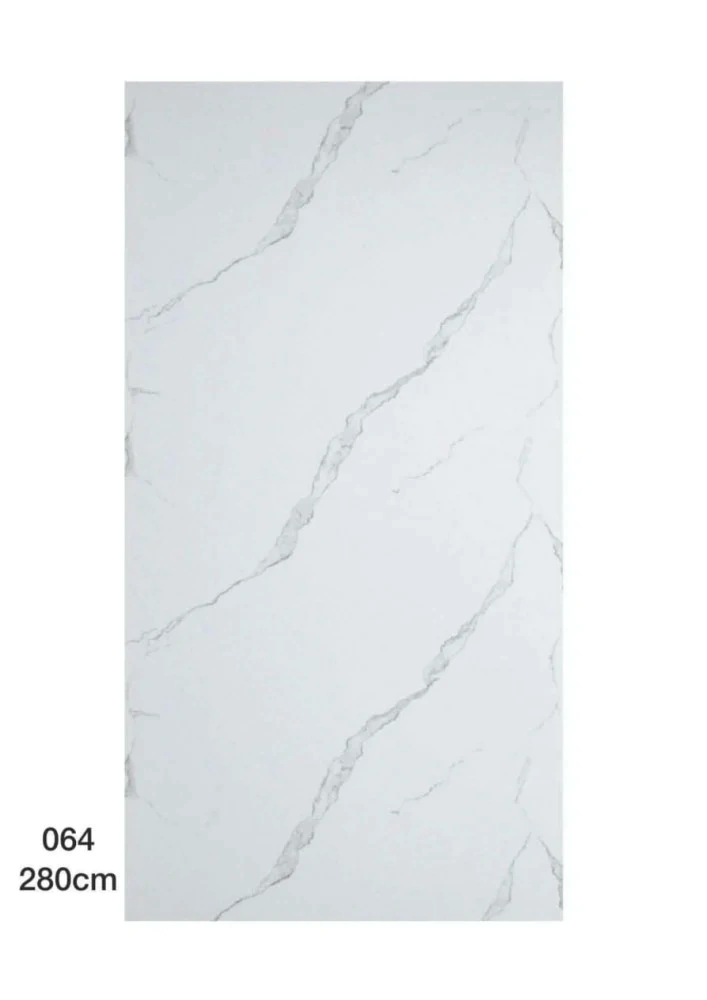 رخام أبيض فاخر مع عروق رمادية طويلة, تصميم فخم وأنيق, مناسب للمنازل والديكور الراقي.