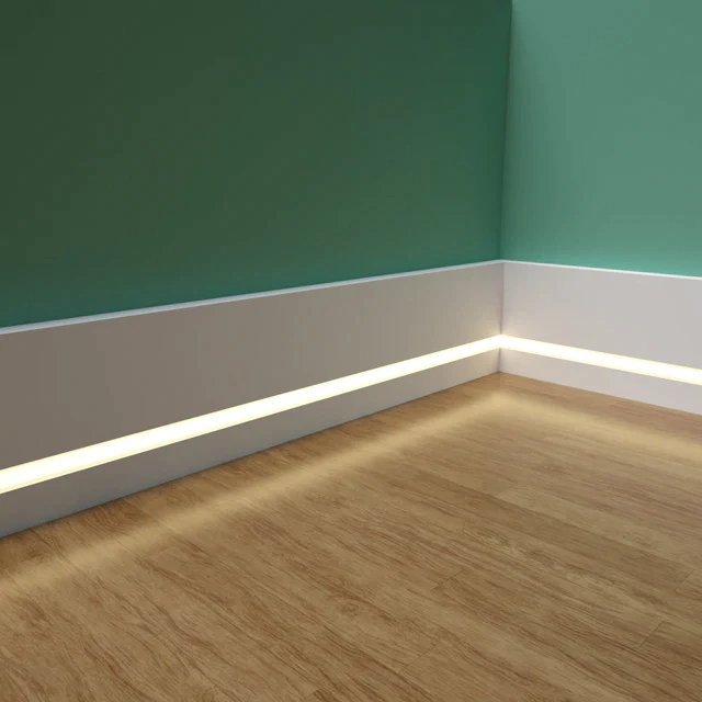 ديكور داخلي فاخر بجدار أخضر وإضاءة LED مبتكرة.