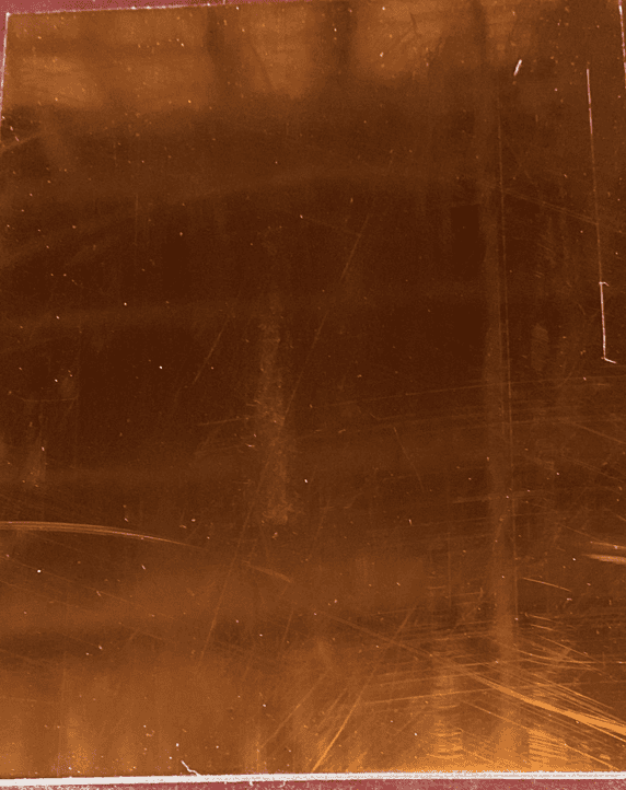 لوحة ذات لون نحاسي لامع وخلفية أنيقة تجمع بين الفخامة والجمال.