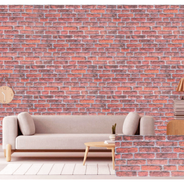 ديكور داخلي فاخر بجدران من الطوب الأحمر وأسقف مودرن مع أريكة بيضاء وأكسسوارات طبيعية جذابة.