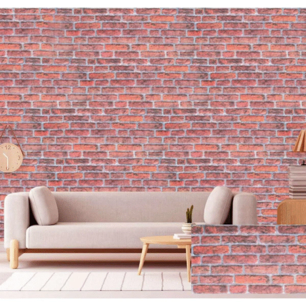 ديكور داخلي فاخر بجدران من الطوب الأحمر وأسقف مودرن مع أريكة بيضاء وأكسسوارات طبيعية جذابة.